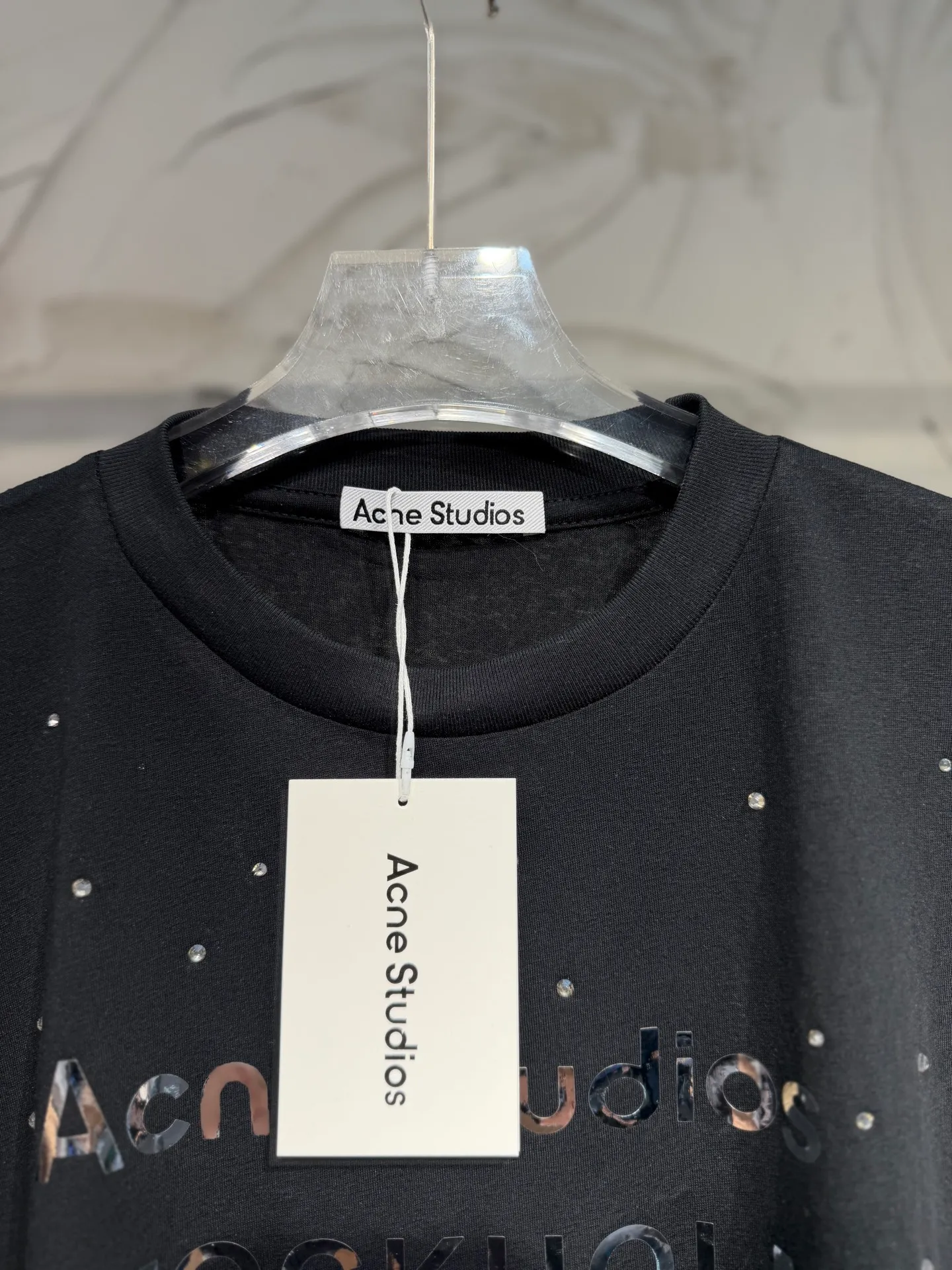 Acne Studios New Arrival North America Limited Laser Silver Series Hot Diamond T-Shirt Acne Studios Highest Version Short Sleeve Series Short Sleeve T-shirt I can't help but love the T os version. It is not picky. The snowflake cotton fabric feels soft and smooth and is not easy to wash. The fabric has been treated so it is stronger than the Quality counter. It can be used as sun protection clothing in summer. The same fabric as the original one is relatively thin. The feel and count are in place. The yellowing effect is cool and the printing effect is also in place. Details are online See comparison 1 color four sizes #short-sleeved t-shirt # #acne Color: White Black Size: S M LXL